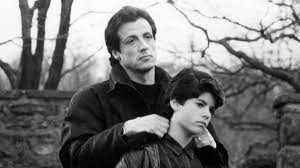 Ce bébé a beaucoup de punch devant sa télévision, il imite le célèbre rocky balboa dans rocky. Sylvester Stallone Trauert Um Sohn Panorama