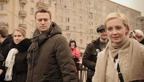На рейс его вместе с женой регистрировала федеральная полиция, а кортеж с охраной доставил к трапу самолета. Zhena Alekseya Navalnogo Sravnila Omskuyu Bolnicu S Tyurmoj