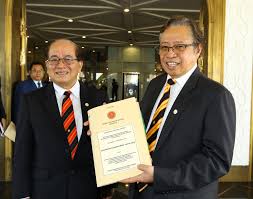 Timbalan presiden parti pesaka bumiputera bersatu (pbb) itu yang lengkap berpakaian baju melayu hitam, mengangkat sumpah sebagai. Sarawak Allocates Rm9 891bil To Development And Wellbeing The Star