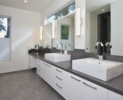 Badezimmer Badezimmer Grauer Boden Weisse Wand Decoideen Badezimmer Grau Badezimmer Modernes Badezimmerdesign