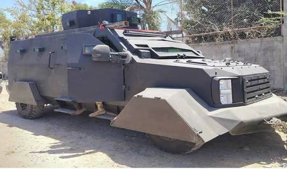 Aseguran vehículo con blindaje artesanal en El Rosario, Sinaloa Elementos  del Ejército Mexicano aseguraron un vehículo con aparente blindaje artesanal,  conocido comúnmente como “monstruo”, durante recorridos de vigilancia en  las inmediaciones de