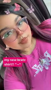 Julie Cisneros (@julieemcisneros)