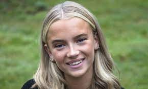 Hochwertige duschvorhänge zum thema emma chamberlain von unabhängigen künstlern. Emma Ellingsen I Did Not Understand Myself As An Example