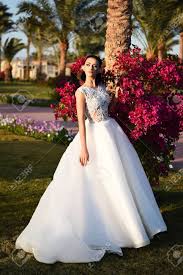 Brautkleider online shop, schneller versand. Hochzeitskleid Auf Frau Im Fruhjahr Oder Sommer Auf Gras Nahe Den Blumen Modedesign Sonniges Im Freien Lizenzfreie Fotos Bilder Und Stock Fotografie Image 78949749