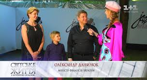 Александр александрович данилюк родился 22 июля 1975 года в поселке григориополь молдавской сср. Video Druzhina Ministra Finansiv Danilyuka Pereyihala Z Britaniyi Do Ukrayini Storinka Video