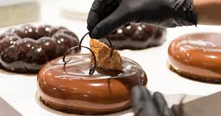 Wir sind ein familienunternehmen im herzen von düsseldorf. Patisserie Im Dusseldorfer Crown Welt Der Feinen Confiserie Zurheide Feine Kost