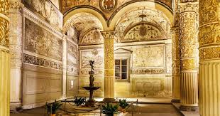 Der palazzo vecchio mit seinen auffallenden, schwalbenschwanzförmigen zinnen und asymmetrischen . Audioguide Palazzo Vecchio Erste Etage Reisefuhrer Mywowo