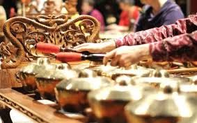 Cara memainkannya, bonang dipukul menggunakan pemukul demung adalah alat musik tradisional jawa tengah yang masih termasuk di dalam keluarga balungan. 12 Contoh Gambar Alat Musik Melodis Beserta Cara Memainkannya