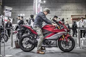 新型yzf r25 細かく見るほどm1 r1っぽくて 現物は想像以上にカッコよかった ヤマハ スーパースポーツ モーターサイクル