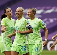 .peter pekarik, makoto hasebe, tolga cigerci, thomas kahlenberg, wolfhard savoy, andreas hilfiker, herbibert rüttger, vierte reihe v.l.n.r.: 9 1 Gegen Glasgow Wolfsburger Frauen Im Cl Halbfinale Welt
