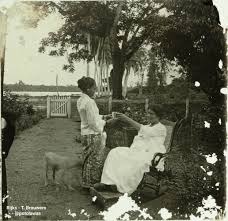 Anjing bercinta dengan hewan lain kocak. Lize Brouwers Dengan Anjing Dan Pelayan Jawa Di Taman Di Perkebunan Accaribo Suriname Ca 1910 1930 Anjing Indonesia Kebun
