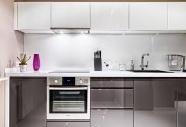 Graue Hochglanz Fronten Und Weisse Arbeitsplatte Arbeitsplatte Kuchendesign Offene Kuchen Ideen