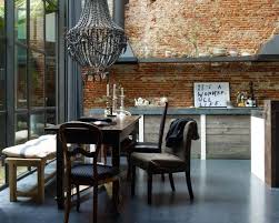 Le Lieu Est Completement Incroyable Loft Un Ancien Entrepot Renove Par Marius Haverk Design De Cuisine Moderne Idee Deco Appartement Banquette Salle A Manger
