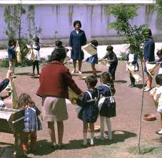 Afghanistan has already in 1988 been to space but today the afghan educational system is in such shambles that students have never see a globe or a map of the world. 60er Jahre Fotos Im Sommerkleid Durch Afghanistans Goldene Ara Welt