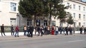 Foto Zeci De Persoane La CoadÄƒ Pentru Eliberarea Cazierului La Ipj IaÈ™i