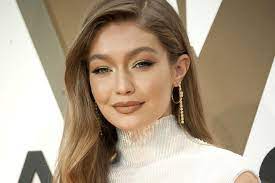 She was named one of 12 rookies in sports illustrated annual issue in 2014. Gigi Hadid Sie Verrat Details Nur Noch Wenige Wochen Bis Zur Geburt Gala De