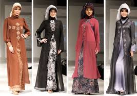 Tampilan gamis ini memang terlihat lebih anggun jika dipakai. 7 Contoh Model Baju Batik Muslim Modern Terbaik Saat Ini