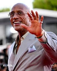 Inevitable que Johnson concentrara las preguntas de la prensa. Aunque su  respuesta inicial no se oyó: no había encendido el micrófono. “Es mi  primera vez”, bromeó. Y así el gigante se hizo