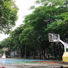 Plus nya lagi, masuk ke taman ini gratis, tidak membayar apapun. Taman Menteng Buka Ga