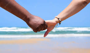 Casal de Mãos Dada na Praia [download] - Designi