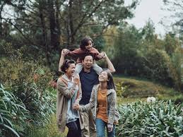 Dalam 1 adegan yang berkelanjutan. Gaya Busana Para Pemain Film Keluarga Cemara Siap Bernostalgia Lifestyle Liputan6 Com