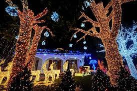 Ed ecco anche le immagini del natale 2016. La Casa Di Babbo Natale Piu Illuminata Del Mondo E In Italia Foto Viagginews Com