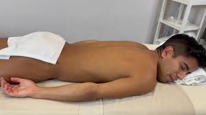 Twink si fa sfondare il culo durante il massaggio con un nuovo massaggiatore