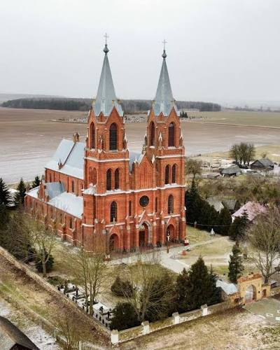 Костёл Святых Петра и Павла в деревне Старые Василишки. (📍Щучинский район, Гродненская область) Этот костёл впечатлит даже самых искушённых путешественников. Дело в том, что в нём находится единственная в Беларуси искусственная пещера,
