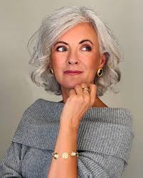 HI! Back into my little #instacorner. After three weeks hiding in sunny  Spain, without makeup, my hair in a messy bun, it's time to re-enter the IG  society. But there's work to