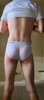 Culo de 1,90 m en calzoncillos