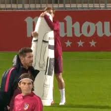 Pechvogel auf dem rasen, lebensgefahr aus der luft. 900 Antoine Griezmann Ideen In 2021 Fussball Griezmann Antoine Griezmann