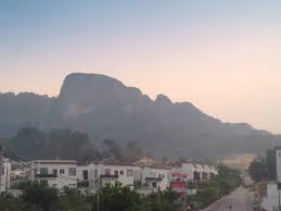 With the dimension of more than 14 km long and 200 m wide, it is the longest quartz formation in the world. Bukit Tabur Extreme Fifteen More Minutes