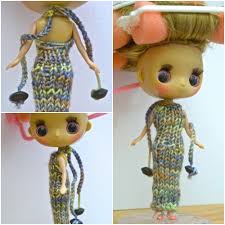 The outfit is a free knitting pattern that includes gown, crown, and shoes. Knitting Novice Pullip