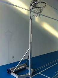 Gelanggang terbahagi kepada 3 sempadan utama, 1 bulatan tengah dengan jejari 45.7sm dan dua separa bulatan yang dipanggil kawasan menjaring ataupun kawasan d di mana tiang gol didirikan pada pusat bulatan. Aluminium Tiang Bola Jaring Malaysia Netball Game Malaysia Sportex
