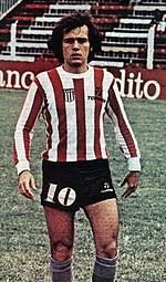 Sabella fue además un ídolo de estudiantes de la plata con el que salió campeón como jugador y como entrenador, incluido como dt un título de copa libertadores en 2009. Alejandro Sabella Wikipedia