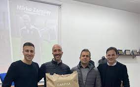 Quest'anno il regalo natalizio che la sezione udinese gino nais ha deciso di scartare consiste nella promozione di tutti gli aspiranti arbitri che, nella giornata di venerdì 22 dicembre, si sono presentati a sostenere l'esame. Aia Associazione Italiana Arbitri Mirko Zannier Mentalita Vincente Per Poter Progredire