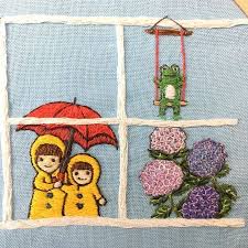 刺繍絵 途中経過記録です 雨の刺繍はまだですが お姉ちゃんと妹設定 お母さんの傘を使いたくて 外に出ようとした所 カッパも着ていきなさいと お母さんに言われた２人 カエルちゃんのブランコ 紫陽花ももちょっと追加で 刺繍してます 次のお披露目は完成し