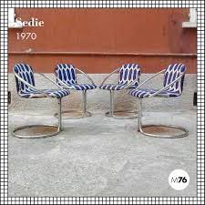 Set Di Sedie Anni 70 In Tubolare Cromato E Tessuto Con Fantasia Bianco E Blu Dello Stesso Decennio In Condizioni Vintage Repost Sedie Sedia Anni 70 Vintage