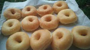 Dibuat dari adonan tepung terigu, gula, mentega dan telur yang dicampur rata lalu dibentuk. Cara Membuat Donat Kentang Empuk Home Facebook
