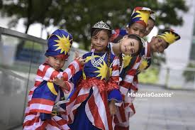 Kurikulum tk ditekankan pada pemberian rangsangan pendidikan untuk membantu pertumbuhan dan perkembangan jasmani dan rohani agar anak memiliki kesiapan. Fesyen Baju Guna Jalur Gemilang