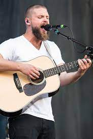 Mighty oaks es un trío de rock indie y folk que está integrando por ian hooper (estados unidos), claudio donzelli (italia) y craig saunders (reino unido). File 2015 Rip Mighty Oaks Ian Hooper By 2eight 8sc0970 Jpg Wikimedia Commons