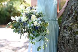 Brautstrauss Boho Style In Weiss Blau Mit Eukalyptus Rosen Rittersporn Und Disteln Hochzeit Deko Boho Hochzeit Brautstrausse