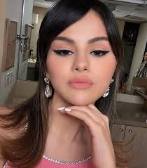 All The Pro Tips You Ll Need To Create Selena Gomez S 60s Style Cat Eye Selena Gomez Makeup Cat Eye Makeup Celebrity Makeup Looks