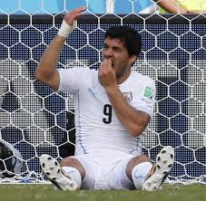 Auf ihrer offiziellen homepage verkündete die fifa gerade, dass die bitten von luis suárez und dem. Luis Suarez Attackiert Giorgio Chiellini Mit Biss Bilder Fotos Welt