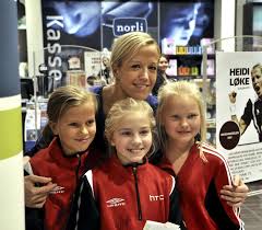 Heidi løke har skrevet en bok kalt gi aldri opp og det hun skriver i denne boken gir elise håp og motivasjon på en måte som gjør at elise aldri vil gi opp selv. Sport Fikk Mote Idolet