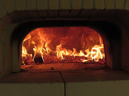Il existe différents types de four chauffés au bois, mais seuls deux types de fours permettent d'utiliser l'appellation « pain cuit au feu de bois ». Un Four A Bois Du Pain Cuit Au Feu De Bois L Amie De Pain Ch