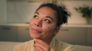 Una Donna Afro-americana Sorridente, Di Etnia Sognatrice, Che Sognava  Pensando Allegre Donne Premurose, Pensa Al Desiderio Ispirat Stock Footage 