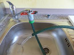 Einen wasserhahn in der küche anschließen, kann angesichts beengter platzverhältnisse schwierig sein. Wie Kann Man Einen Gartenschlauch An Den Wasserhahn Vom Spulbecken Anschliessen Rat Und Infos