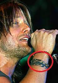This tattoo has recently been altered as he felt it necessary to add nk, his wife's initials to it. Keith Urbans 7 Tattoos Ihre Bedeutung Promi Tattoos