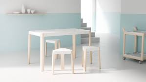 Mesas de multitud de medidas para amoldarse a las dimensiones de su cocina, tanto mesas fijas como en mesas extensibles con acabados en madera, cristal o materiales de última generación. Mesas Y Sillas De Cocina Modernas Cuadradas O Redondas Cocinova